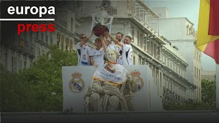 Miles de personas abarrotan la plaza de Cibeles para celebrar la 36º Liga del Real Madrid