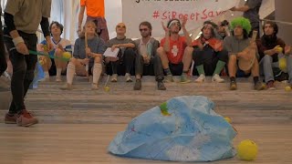 CREDIT SUISSE GROUP ADS Bank als Tennisplatz: Klimaaktivisten setzen Credit Suisse unter Druck