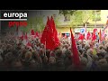 Militantes y simpatizantes del PSOE inundan Ferraz para trasladar su apoyo a Sánchez