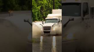 S&U PLC [CBOE] El conductor de un camión decidió salir del vehículo para salvar su vida en medio de una inundación