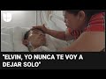 Madre del migrante que perdió las piernas tras caer de 'La Bestia' llega a México para cuidarlo