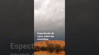 Mira este espectáculo de rayos sobre las montañas