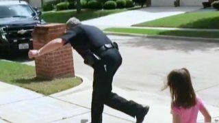 HOPSCOTCH GROUPE Texas officer skips lunch to hopscotch with little girl
