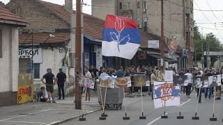 Kosovo del Nord, la minoranza serba protesta contro l&#39;apertura di un ponte: temono la pulizia etnica