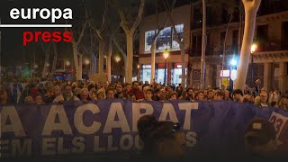 Miles de personas protestan por el derecho a la vivienda en Barcelona