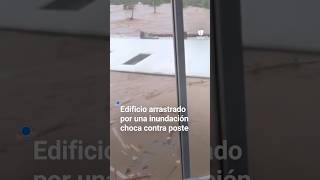 El momento en que un edificio arrastrado por una inundación choca contra un poste