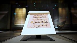 Immergetevi nella scena letteraria del Qatar, con le sue biblioteche moderne e la calligrafia araba