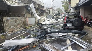 Taiwan colpita dal tifone Kong-rey, raffiche oltre i duecento km/h: le immagini della tempesta