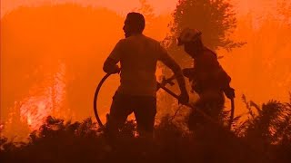 I vigili del fuoco combattono contro centinaia di incendi nel Portogallo centrale