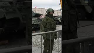 Rusia exhibe tanques que capturó en la guerra en Ucrania
