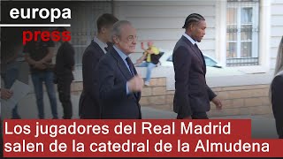 Los jugadores del Real Madrid salen de la catedral de la Almudena
