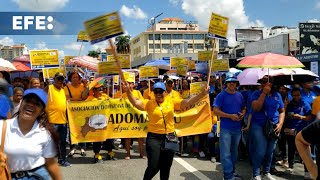 Cientos de docentes reclaman mejores condiciones y un aumento salarial en República Dominicana