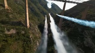 Aerei acrobatici volano a testa in giù sotto il ponte ferroviario più alto d&#39;Europa