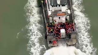 Regno Unito: un&#39;imbarcazione della polizia di frontiera mette in salvo 85 migranti