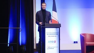 Jordan Bardella, candidato de la extrema derecha francesa a las europeas, carga contra Macron