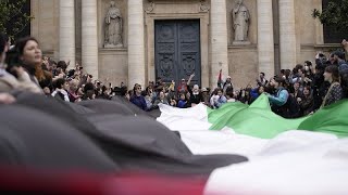 Französische Studenten bei pro-Palästina-Kundgebung an der Sorbonne von amerikanischen K…