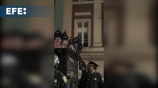 Policía de Nueva York recupera control de edificio universitario de Columbia y detiene a estudiantes