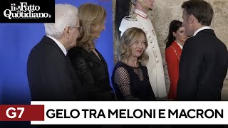 G7, il gelo tra Meloni e Macron: lui fa il baciamano, lei accenna un sorriso tirato