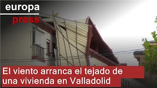 El viento arranca el tejado de una vivienda en Valladolid que obliga a cortar la calle