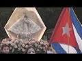 Devotos de la Virgen de la Caridad del Cobre le llevan girasoles en Miami