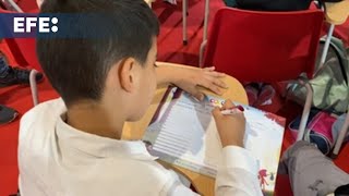 Niños marroquíes inventan el final de un cuento en un taller de escritura en español