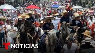 Marchan en México a favor de las corridas de toros y las peleas de gallos