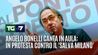 Angelo Bonelli canta in Aula, in protesta contro il &#39;Salva Milano&#39;