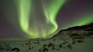 AURORA Aurora Borealis strahlt am Nachthimmel über Alaska