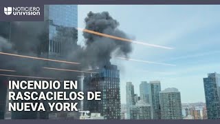 Incendio en un rascacielos deja una nube de humo en NY: decenas de bomberos atienden la emergencia