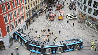 Straßenbahn entgleist in Olso und kracht in ein Geschäft