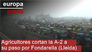 LLEIDA Agricultores cortan la A-2 a su paso por Fondarella (Lleida)