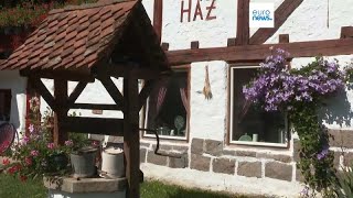 Des villageois roumains rénovent des maisons traditionnelles pour attirer les touristes