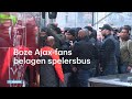 Boze Ajax-fans belagen spelersbus: ‘Uitstappen!’ - RTL NIEUWS