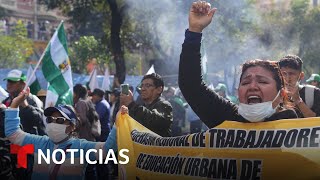 Policías antidisturbios reprimen con gases lacrimógenos una manifestación de maestros en Bolivia