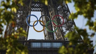 Olimpiadi di Parigi 2024, i cinque anelli appaiono sulla Tour Eiffel
