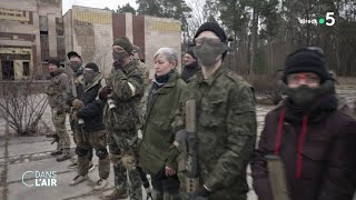 Ukraine : les civils se forment au maniement des armes - Reportage #cdanslair 22.04.2024