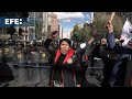 Maestros en Bolivia se enfrentan a la Policía en una marcha contra la "jubilación forzosa"