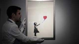 Dos hombres acusados de robar la obra de Banksy &#39;Chica con globo&#39; de una galería londinense