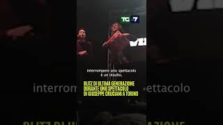 Blitz di Ultima Generazione durante uno spettacolo di Giuseppe #Cruciani a #Torino