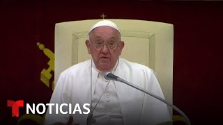 Papa dice ante un centenar de comediantes que no es blasfemia &quot;reírse de Dios&quot; | Noticias Telemundo