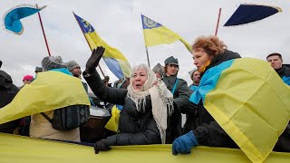 Ucrania recibe armamento de los países bálticos y occidente mientras celebra la unidad nacional