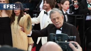 Coppola entra en escena en Cannes con bastón y sombrero panamá y del brazo de Adam Driver
