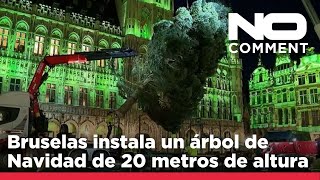 NO COMMENT: Trabajadores colocan un árbol de Navidad de 20 metros de altura en Bruselas