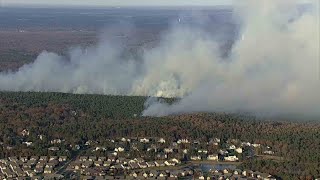 Autoridades informan sobre el incendio forestal que amenaza viviendas en Nueva Jersey