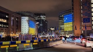 Bruxelles si tinge di blu e giallo mentre la guerra in Ucraina raggiunge i 1.000 giorni