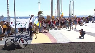 Migliaia di persone protestano contro il turismo di massa nelle Isole Canarie