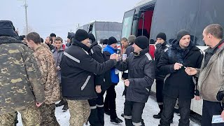 Nach monatelanger Gefangenenschaft: ukrainische und russische Soldat:innen ausgetauscht