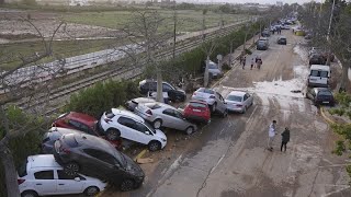 Valencia: le auto portate via dalle inondazioni