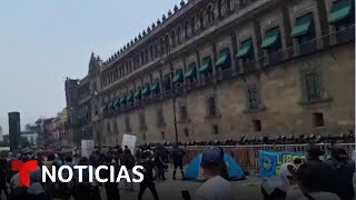 Manifestantes encapuchados lanzan petardos contra el Palacio Nacional de México