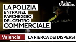 Valencia, dentro il parcheggio allagato del centro commerciale: il sopralluogo della polizia